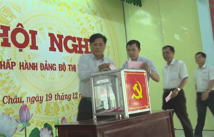 Lấy phiếu tín nhiệm đối với các đồng chí Ban Thường vụ Thị ủy Vĩnh Châu  