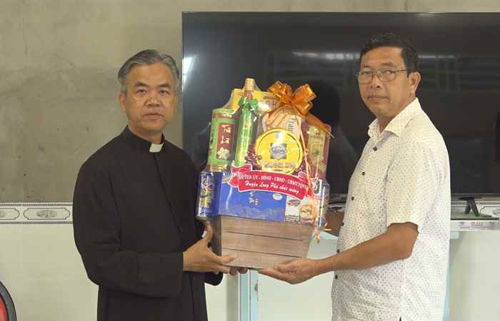 Long Phú thành lập các đoàn đến chúc mừng Giáng sinh các cơ sở tôn giáo trên địa bàn