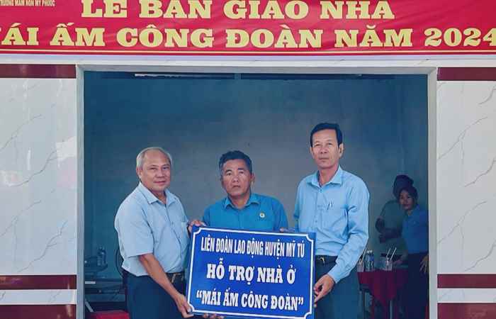Liên đoàn lao động huyện Mỹ Tú bàn giao “Mái ấm công đoàn” tại xã Mỹ Phước